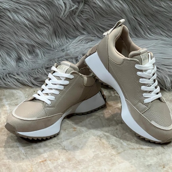 DKNY Women’s Leather Sneakers. Lace-Up. New - Picture 2 of 8